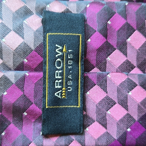 Arrow 3-D looking squares necktie. - Picture 4 of 6